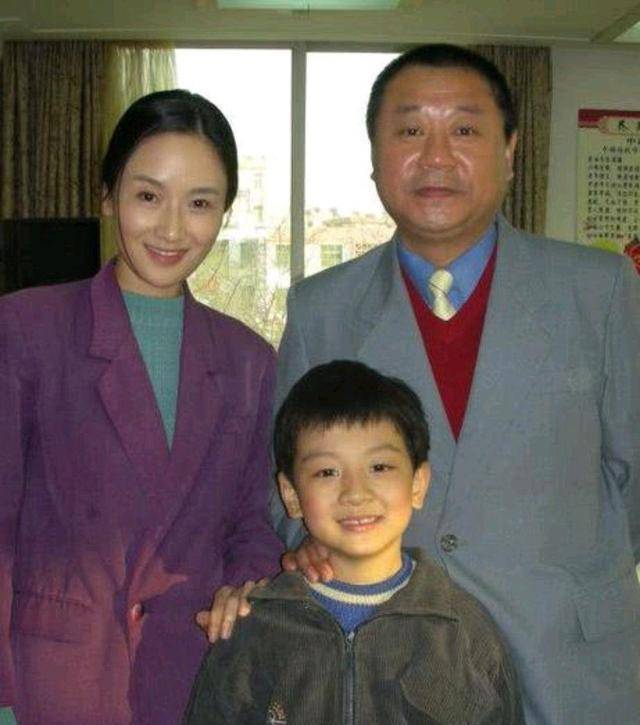 57岁范伟:先结婚后恋爱,娶小6岁护士,恩爱30年_杨宝玲