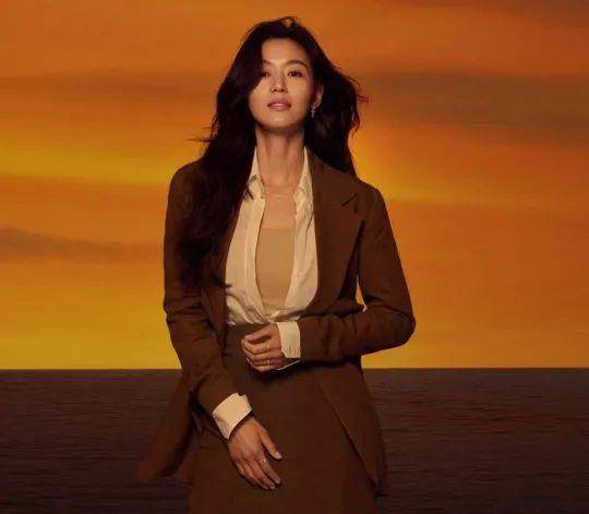 继续保持|全智贤小露娇嫩香肩迷人！39岁仍继续保持美貌魔鬼身材