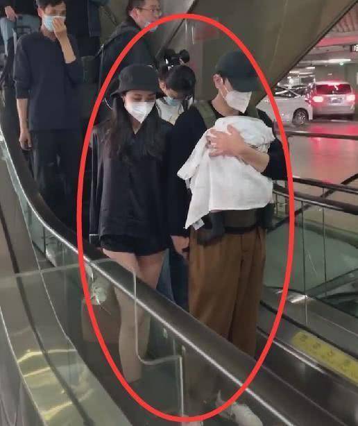 李光洁抱娃现身机场，有谁注意镜头之外妻子隋