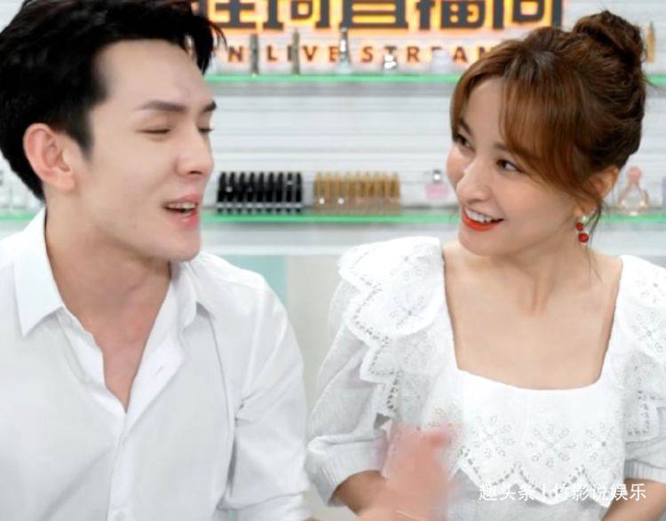 吴昕|吴昕做客李佳琦直播间，白色连衣裙尽显时尚优雅，这颜值认真的？