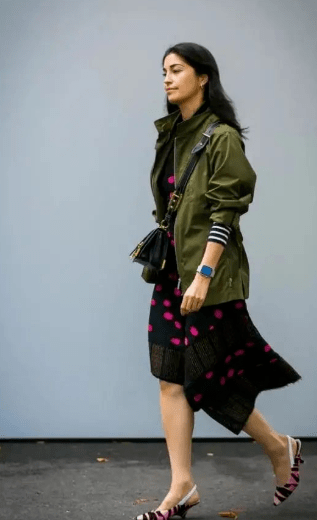 服装|女人过了45岁，少穿黑白灰！多穿这5种“颜色”，非常显气质