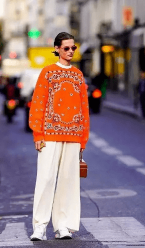 服装|女人过了45岁，少穿黑白灰！多穿这5种“颜色”，非常显气质