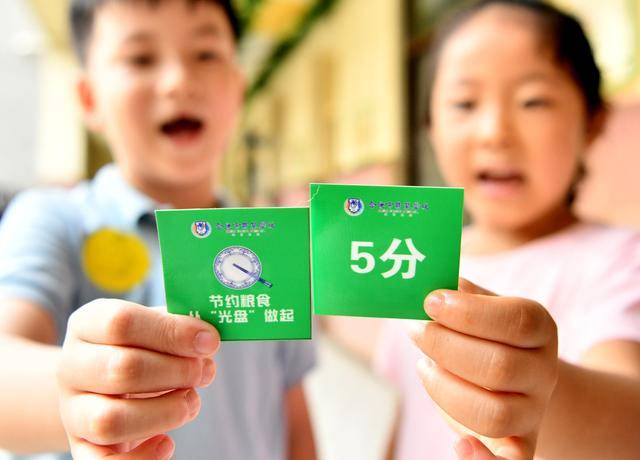 校长亲自上阵节粮 当众吞他人剩饭 学生看呆