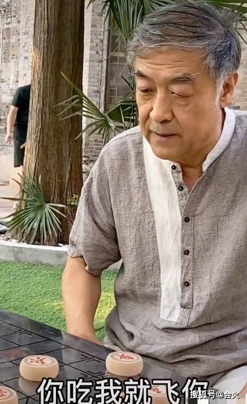 头发|原创60岁＂季昌明＂独自下棋太落寞，却被嘲神神叨叨，头发花白显老态