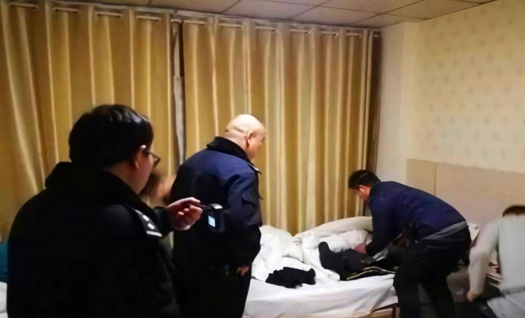 年轻情侣住酒店时,遇到警察查房怎么办?如何证明双方关系?