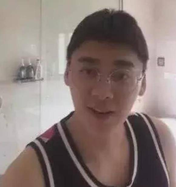 李易峰也难逃发福命运?素颜现身似油腻大叔,男神形象崩塌