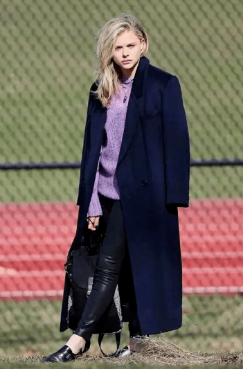 服装|女人过了45岁，少穿黑白灰！多穿这5种“颜色”，非常显气质