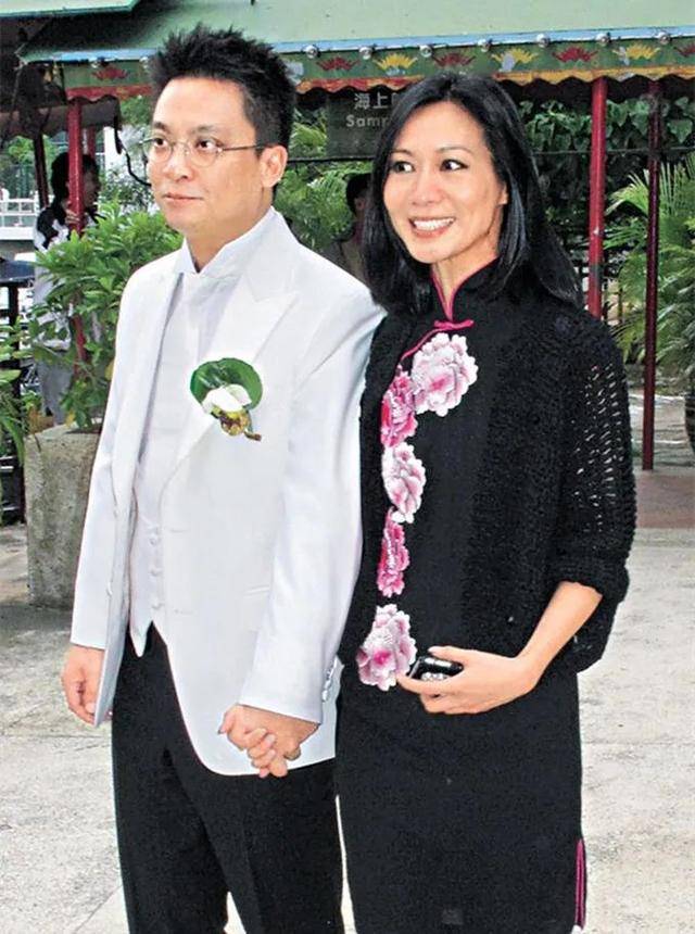 脸色|原创谢霆锋48岁前女友瘦到脱相，皮包骨脸色黑黄，结婚多年仍无子