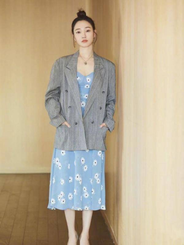 白百何|白百何也走“女总裁”路线了，身穿白色西装配阔腿裤，干练又时髦