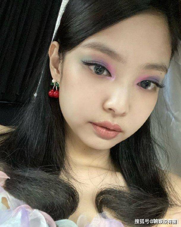 智妮|BLACKPINK 金智妮晒“彩虹妆”造型，大秀直角肩、蚂蚁腰