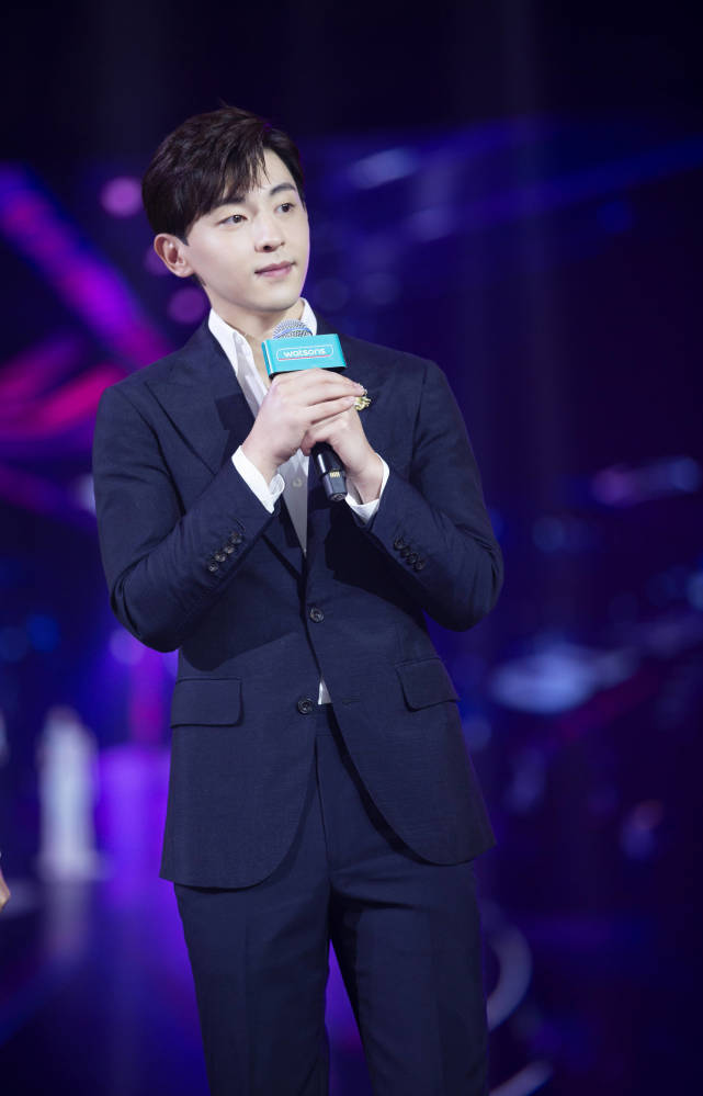 明星|原创邓伦又当了伴郎，婚礼现场被感动落泪，网友：不忘本