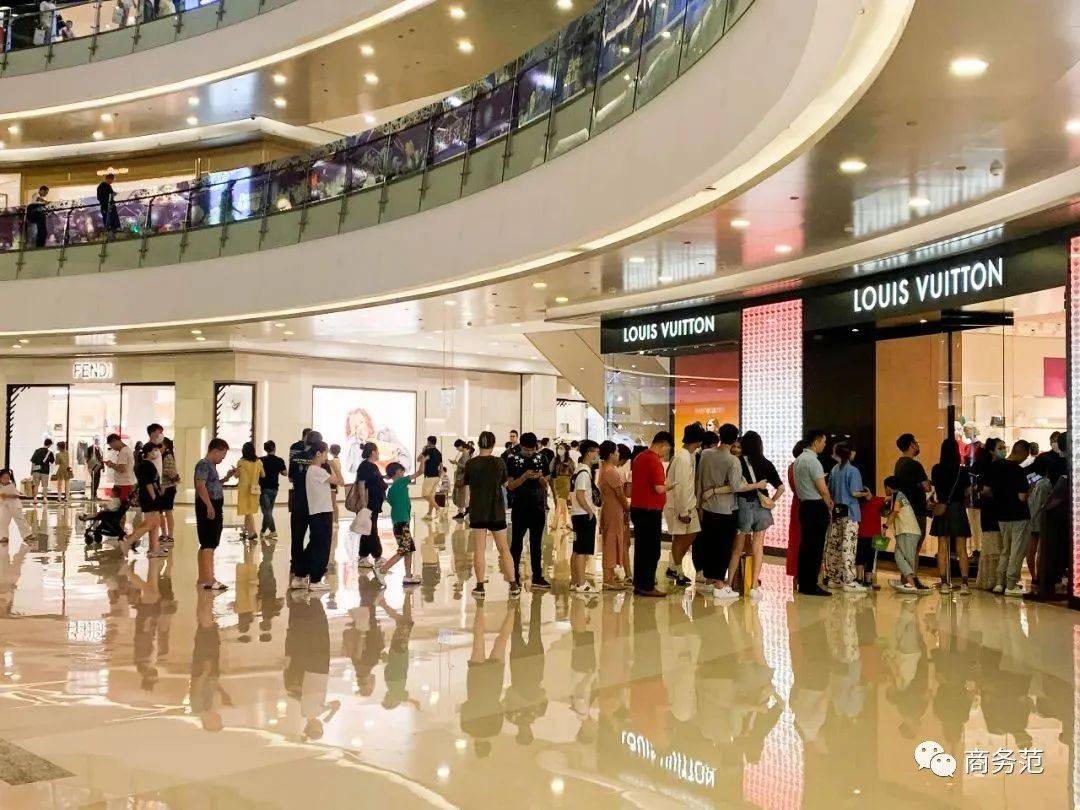 范主|为什么最近大家都在排队买奢侈品？