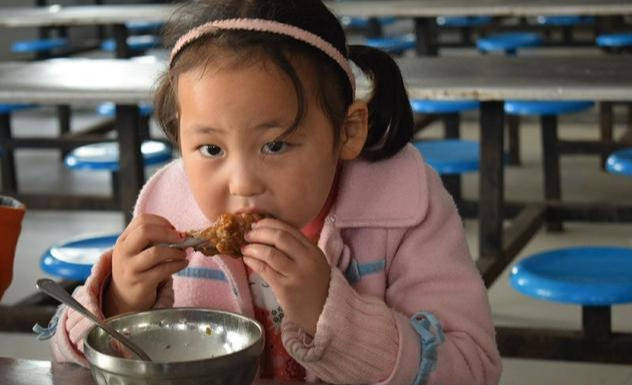 原创8岁女孩偷吃弟弟鸡腿被父母丢在家后欲跳楼父母态度让人心寒