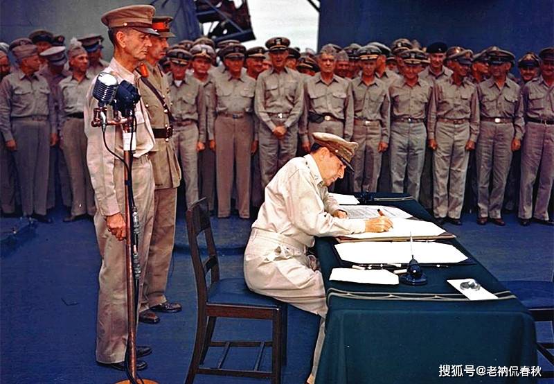 日本|在日本投降仪式上，盟军最高统帅麦克阿瑟，给日本代表“吃苍蝇”