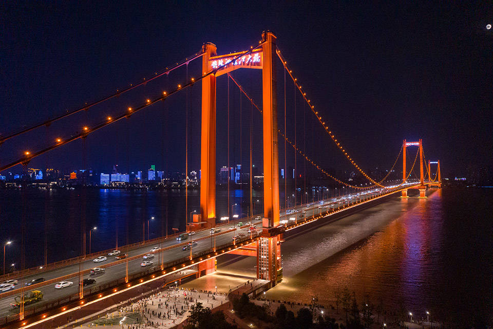 武汉鹦鹉洲长江大桥变网红桥 横跨江面成亮丽风景