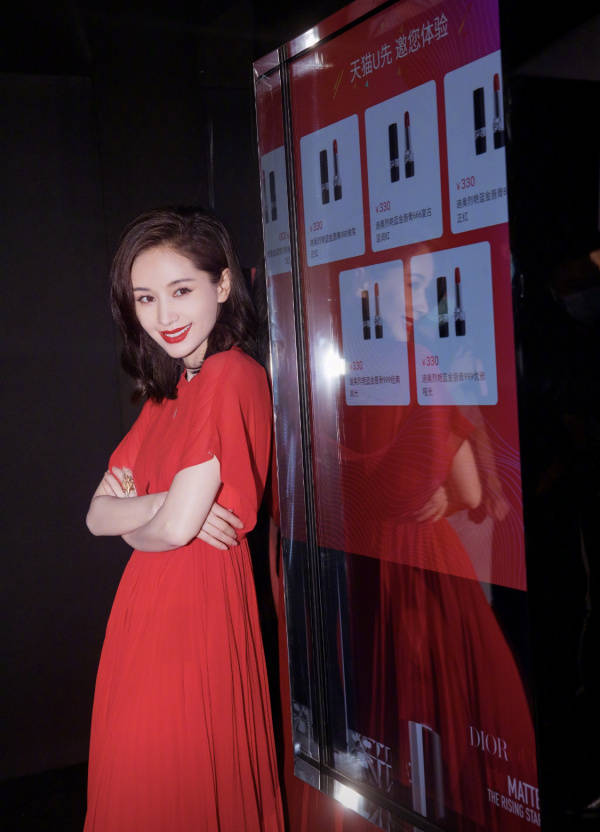 显高|王子文长发造型甩掉路人感，格纹连衣裙显气质又显高，小个子必看！