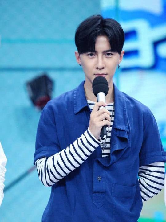 服装|唐禹哲气场全开，红白服装搭配走秀，流行元素丝带潮范儿十足