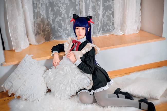 cos:黑猫赛高,举起小爪爪的样子太可爱了