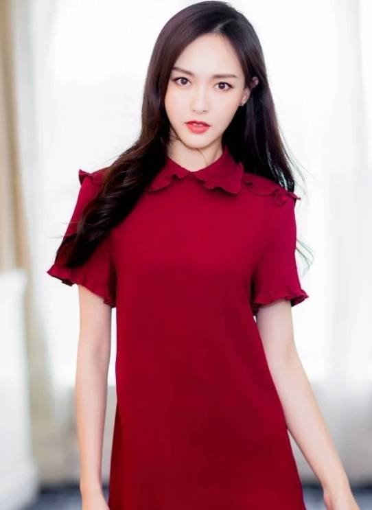 对比|唐嫣穿红裙亮相活动，身材直观对比，腿和隔壁女生的手臂一样细！