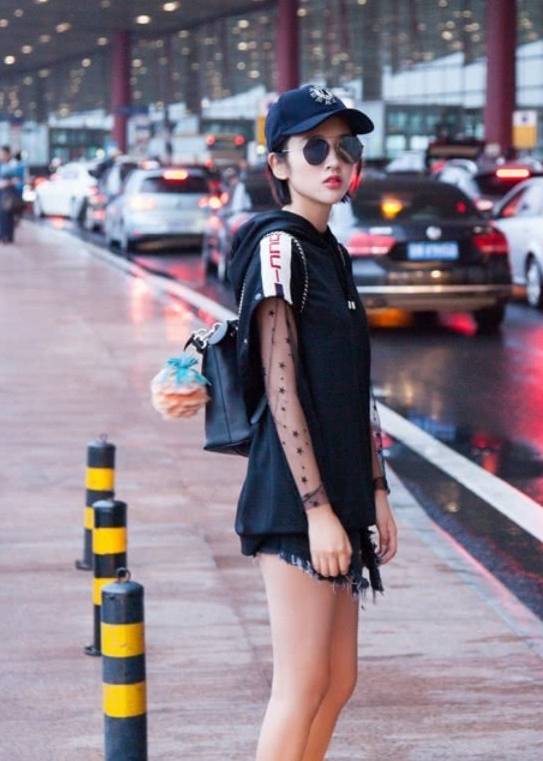 张若昀|唐艺昕错穿张若昀的鞋子?这“气泡鞋”比脸还大,衬得腿更细了