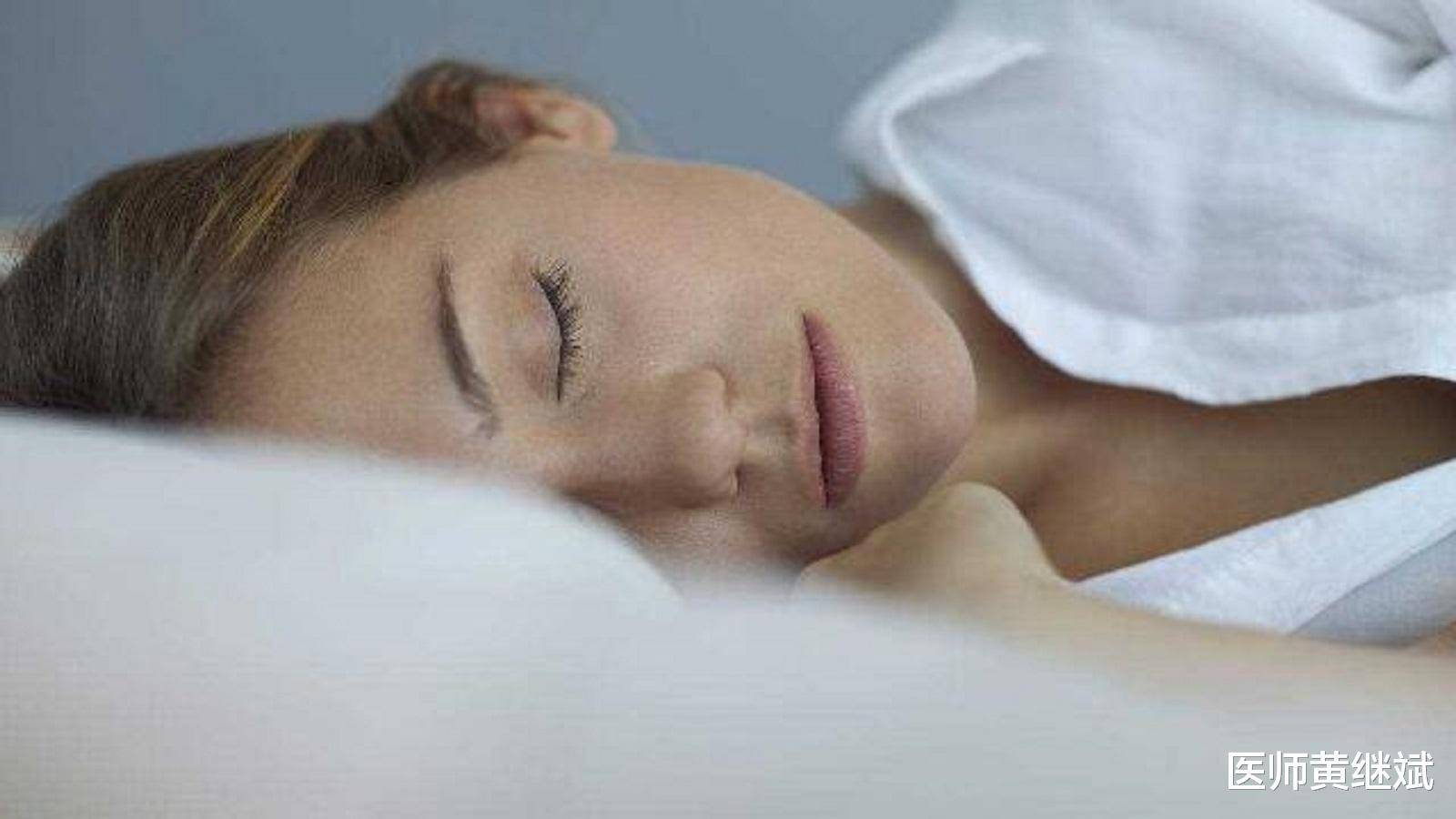 女子在卧室睡觉世界睡眠日图片下载 - 觅知网