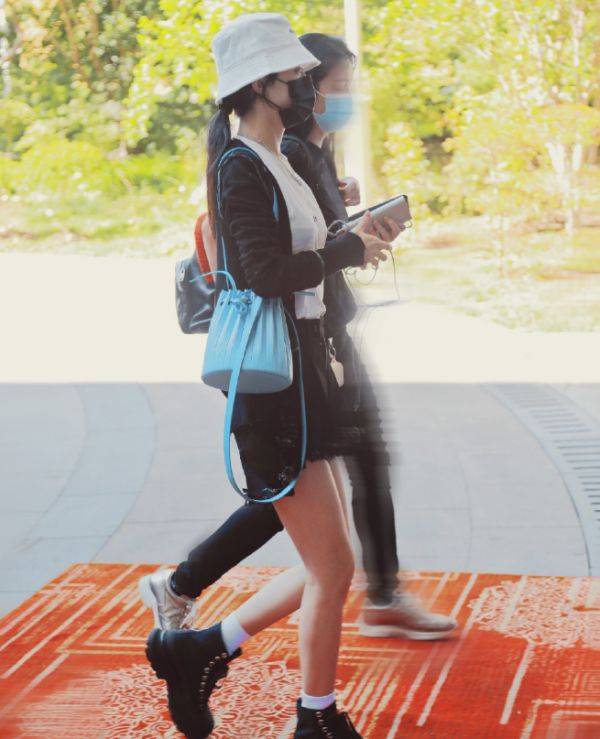 柯基|天不怕地不怕，就怕赵丽颖穿马丁靴？别人穿显腿细，她却秀出柯基腿