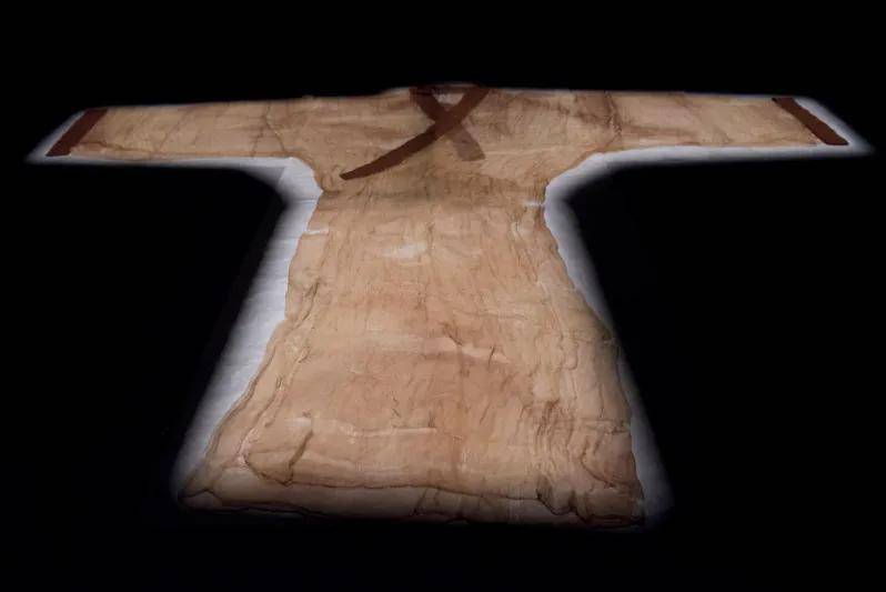 1972年,长沙马王堆辛追夫人墓出土了一批惊艳世人的文物,其中一件衣服