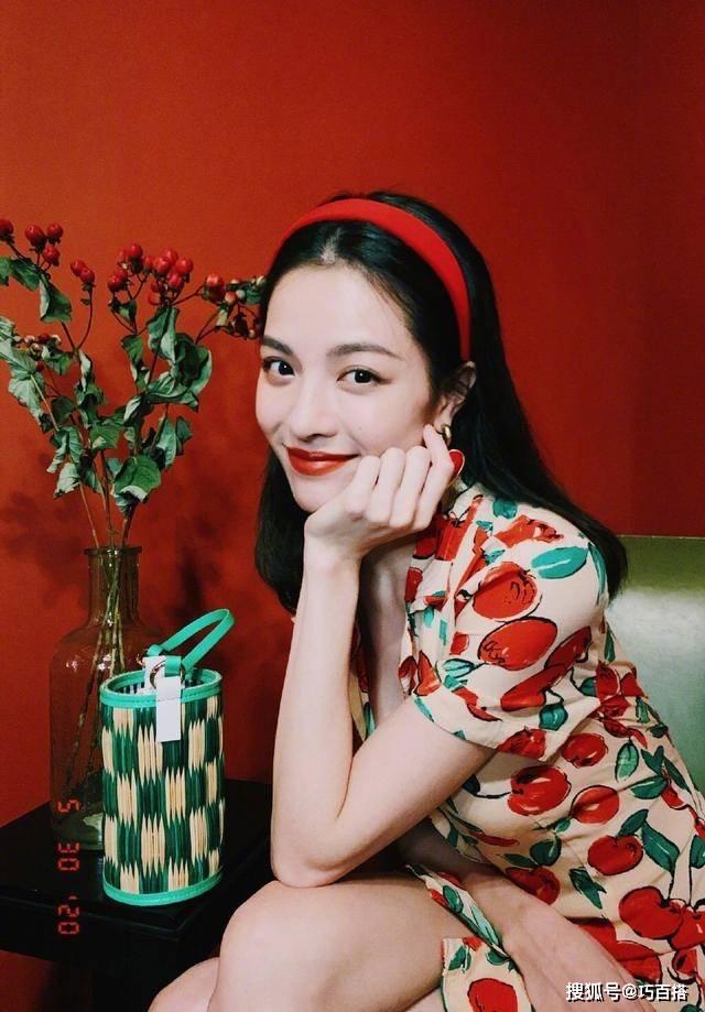 贵妇|钟楚曦难得“低调”一回!趣味碎花却穿出了贵妇感,复古优雅范儿