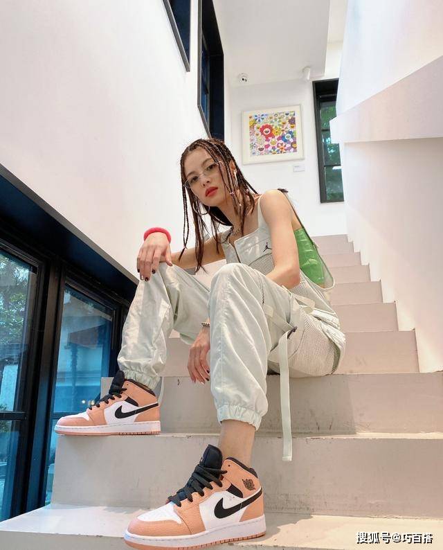 贵妇|钟楚曦难得“低调”一回!趣味碎花却穿出了贵妇感,复古优雅范儿