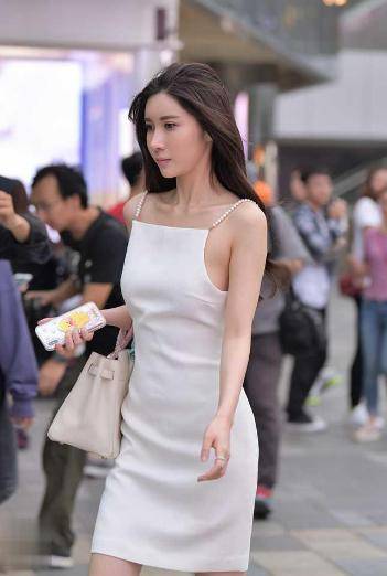 衣服|拿珍珠项链做裙子,还真是个有钱人!