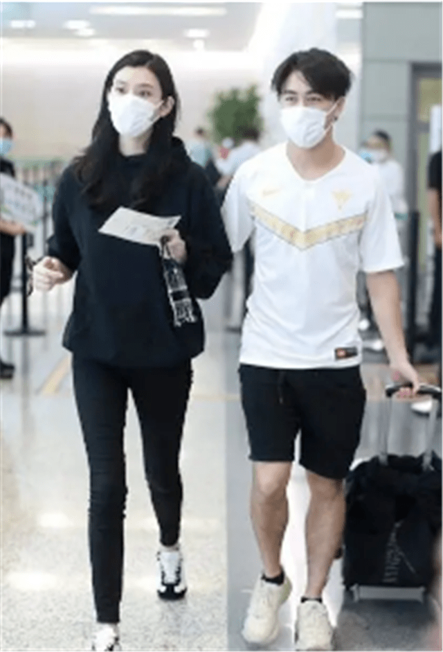何猷君夫妇机场现身,奚梦瑶挽着老公手臂撒狗粮
