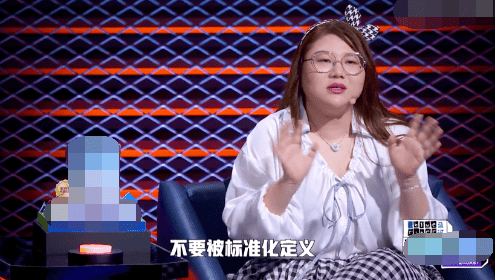 天真|徐峥杨天真先后现身，前者衣服褶皱挺着啤酒肚，后者手术后暴瘦