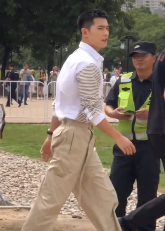 工装裤|“气泡工装裤”别穿，杨洋穿后一条腿等于女星三条腿，巨粗