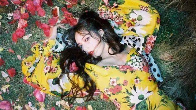 凹凸|泫雅黑吊带尽秀丰满性感身材！肤白娇嫩凹凸有致魔鬼身材