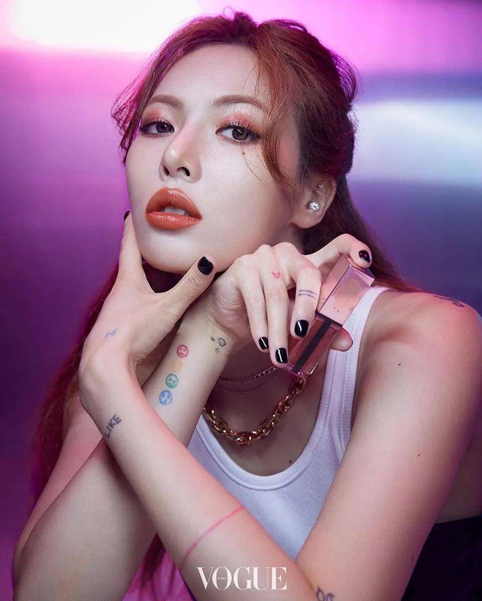 凹凸|泫雅黑吊带尽秀丰满性感身材！肤白娇嫩凹凸有致魔鬼身材