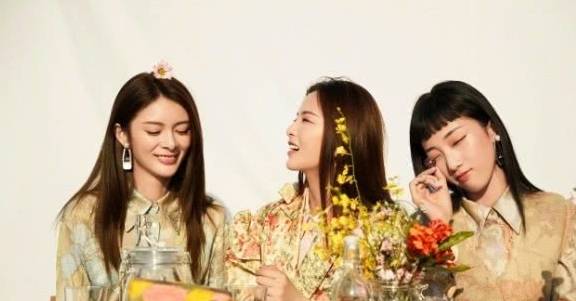 服装|“火箭少女”最新杂志大片曝光，阳光下享受下午茶，超舒适惬意