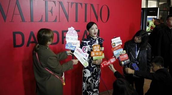 红唇|“白月光”秦岚参加活动，红唇美艳却是“歪嘴”，生图暴露缺陷