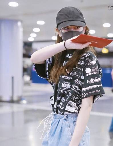 反差|“清新色系”已经过时,跟着迪丽热巴穿“反差系”服装,又酷又潮