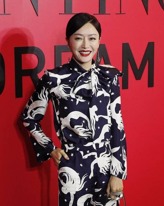 红唇|“白月光”秦岚参加活动，红唇美艳却是“歪嘴”，生图暴露缺陷