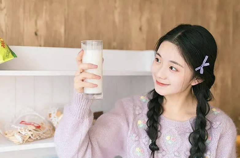 她被誉为最新一代谋女郎,北京舞蹈学院学生,美成初恋