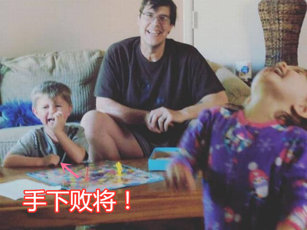 哥哥|网友:有点捂脚,但感觉好暖心!哥哥用气球帮妹妹做“学步鞋”