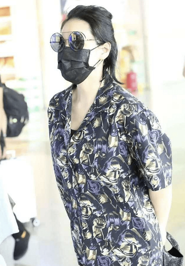 睡衣|张馨予婚后大变样，穿睡衣露面如老干部，这还算“最美军嫂”？