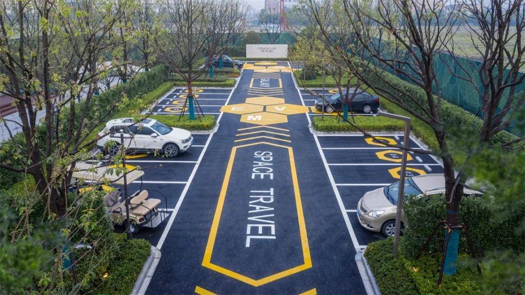 以地面的彩色线条作为引导,停车场地面图案为浪花,海豚等海洋