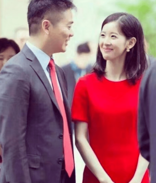 手镯|章泽天为奢侈品拍摄写真，自带8万元手镯，豪宅背景走简约风