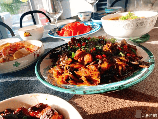 身材|唐艺昕产后首复工，身材恢复苗条，样子却变化太大让人认不出来