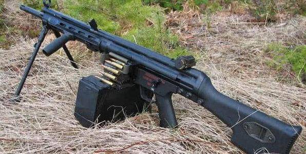 机枪两边一般都有两个小盾牌，是保护机枪手的