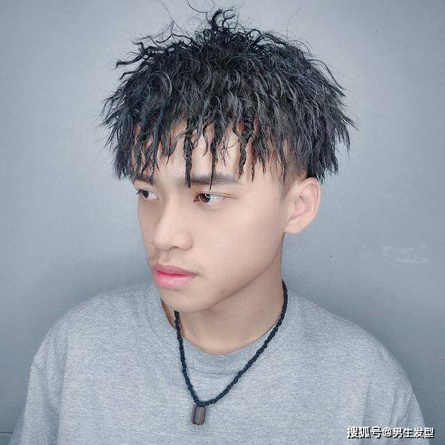 造型|男生秋季发型别乱剪，这4款造型干净利落，谁剪谁帅气