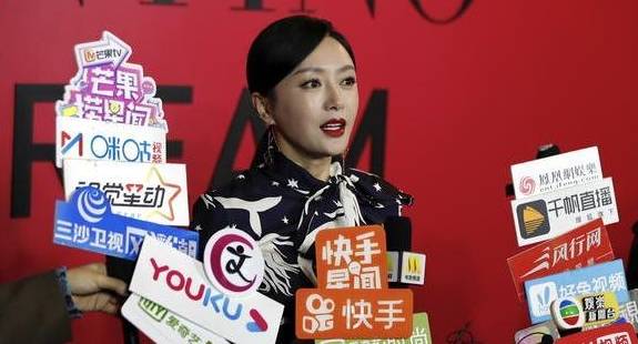 红唇|“白月光”秦岚参加活动，红唇美艳却是“歪嘴”，生图暴露缺陷