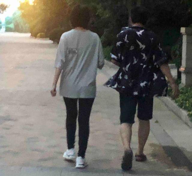 身材|唐艺昕产后首复工，身材恢复苗条，样子却变化太大让人认不出来