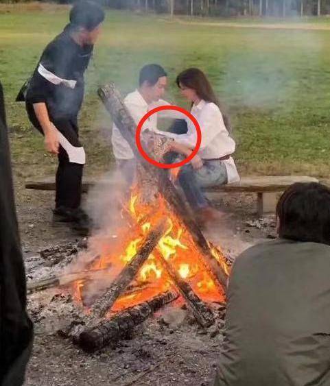 黑泽把腿搭林志玲身上,林志玲的本能反应太真实